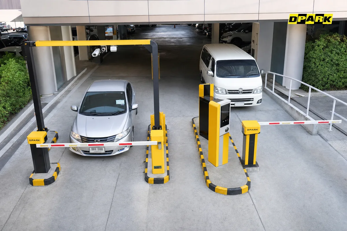 ระบบลานจอด Hybrid DPARK: LPR lane สมาชิกซ้ายและ ticket lane ผู้มาติดต่อขวา