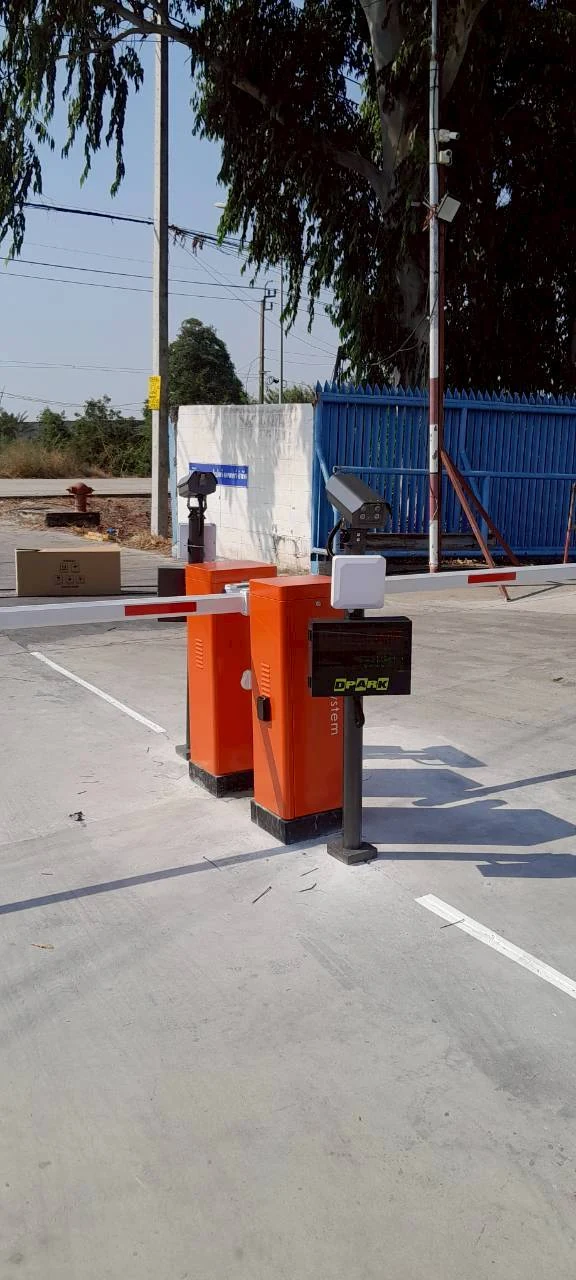 ระบบไม้กั้นรถที่ Siam Paper พร้อมกล้องอ่านป้ายทะเบียนและอุปกรณ์อ่านบัตร RFID