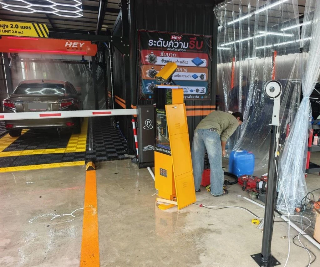 ภาพติดตั้งจริง ระบบล้างรถ Drive-Thru สแกนจ่าย QR ตู้ Kiosk DPARK ไม้กั้นอัตโนมัติ และกล้อง LPR หน้าอุโมงค์ล้างรถ